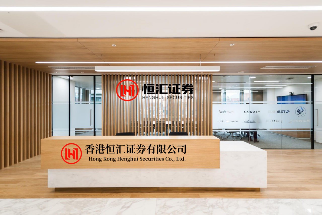 鑫配资 焦泊乔投入训练！笑容满面，开心给球迷签名